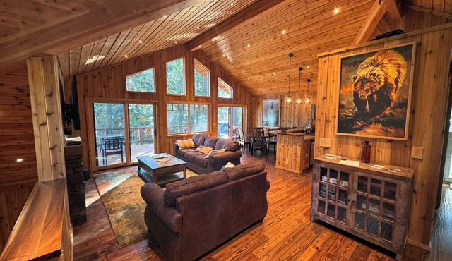 Cozy Lakeside Winter Cabin, Pet Friendly, Cedar Hot Tub with Moonrise Views