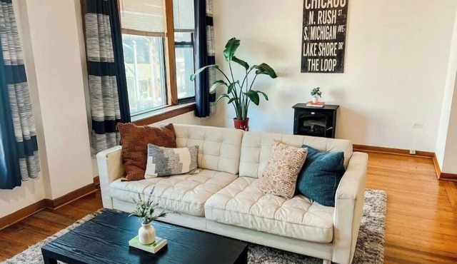 Cozy Lakeview apartment near Train Station