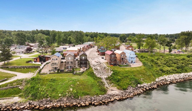 Cozy Lakeview Cabin, Pet Friendly, Near Wineries and Geneva-on-the-Lake