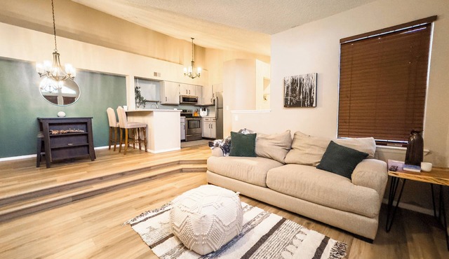 Cozy Lakeview Condo - 60 Day Special