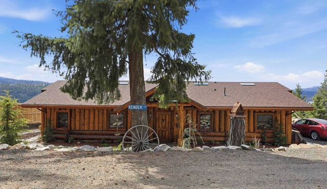 Cozy Lakeview Log Cabin