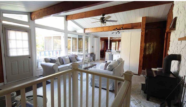Cozy Lakeview Retreat
