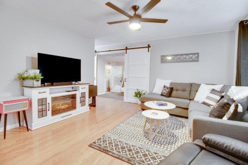 Cozy Lakeview Retreat, Close to Bull Shoals Lake!