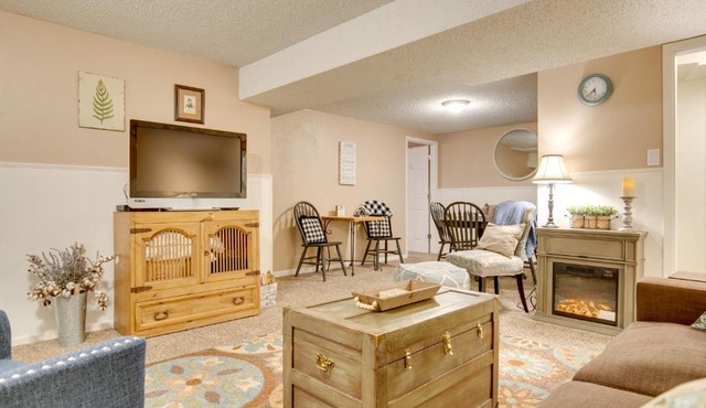 Cozy Lakewood Gem with Patio, 8 Mi to Red Rocks!