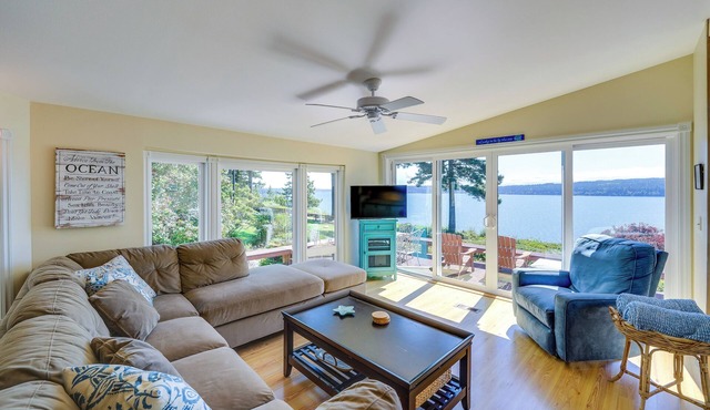 Cozy Langley Retreat: Water Views & Beach Access