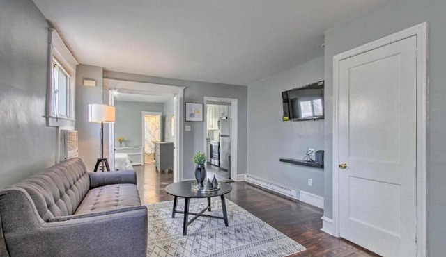 Cozy Large 1 Bedroom with Open Floor Plan