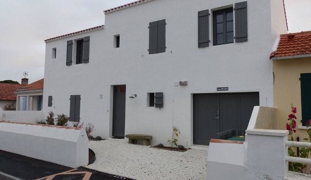 Cozy Large and family home 10 min to the beaches and 5 min to the center