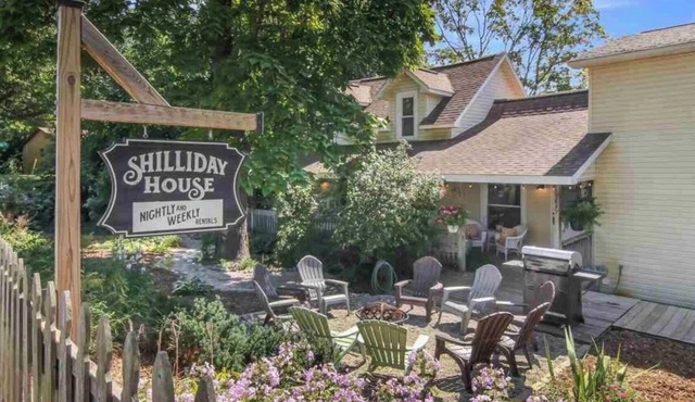 Cozy Large House, Big Porch, Fire Pit, Live Music Brewery, Heart of Lake Ann!
