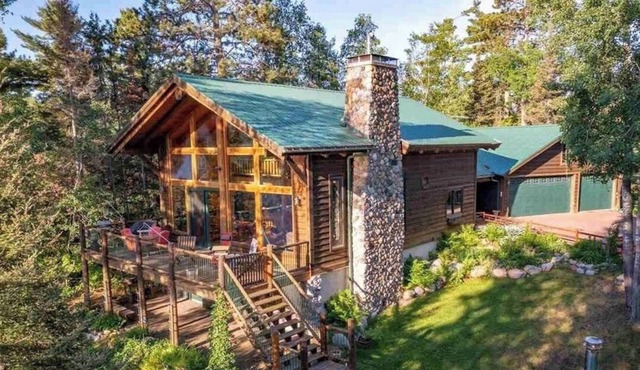 Cozy Large Log Cabin w/ Sauna + Hot Tub on Lake Shagawa