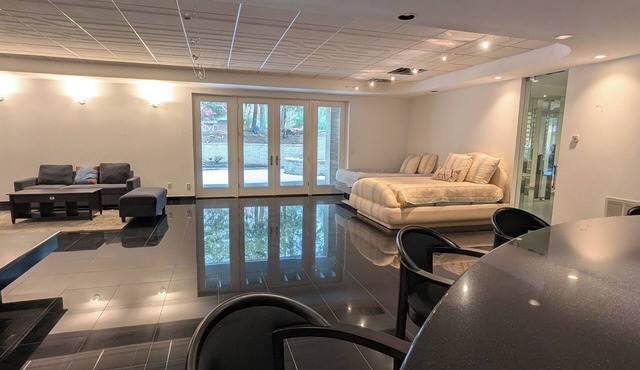 Cozy large space with private Sauna, gym & office in a tranquil neighborhood