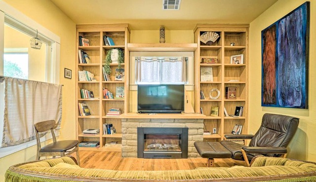 Cozy Las Cruces Gem Fire Pit, Patio and Views!