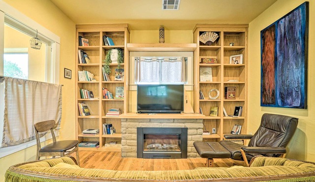 Cozy Las Cruces Gem: Fire Pit, Patio & Views!