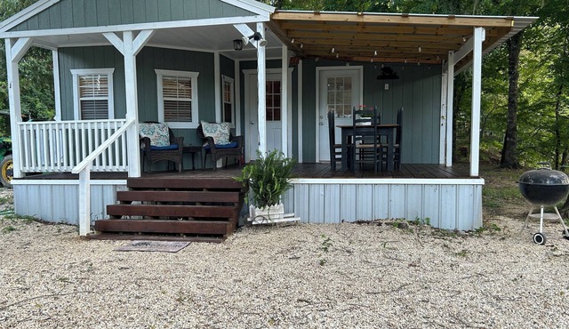 Cozy Last Resort Cottage located on Gun Shute Island off the Alabama River.
