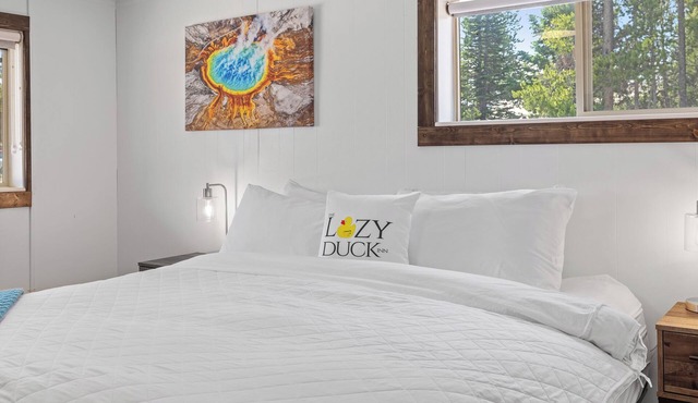 Cozy Lazy Duck Inn #15 features a King bed and kitchenette, just 1 min from Yellowstone.