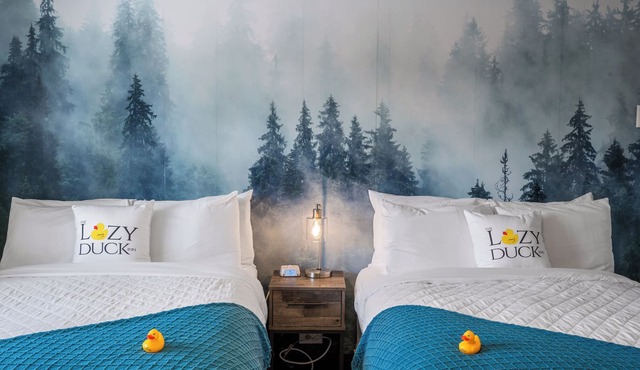 Cozy Lazy Duck Inn #22: 1 min to Yellowstone, 2 full beds, kitchen, sleeps 4!