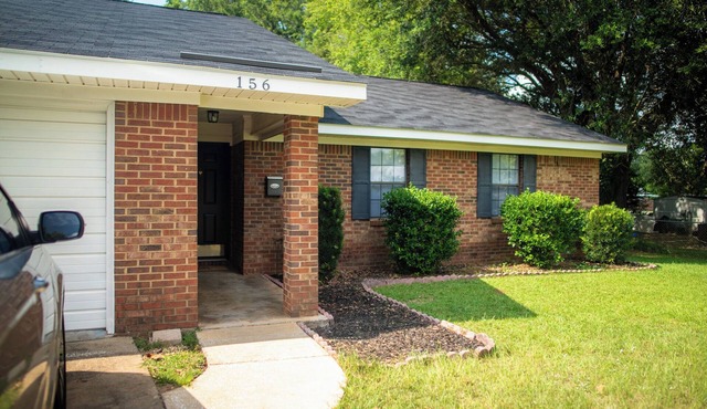 Cozy Leesburg, Ga Retreat, Remodeled and designed for comfort. Pet-Friendly!