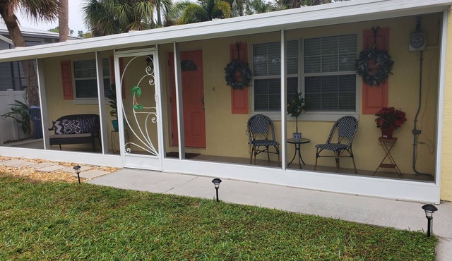 Cozy Lemon Cottage.minutes from the beach and our annual Waterfest!