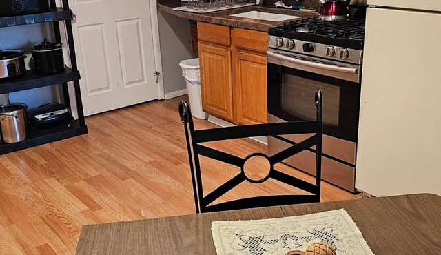 Cozy little apartment in a quiet neighborhood in town. Dog friendly.