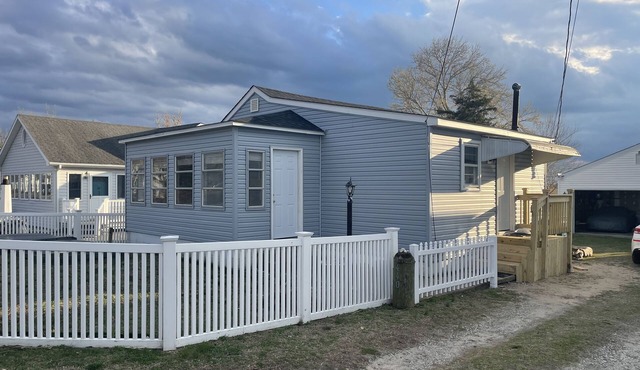 Cozy Little Blue Cottage by the Bay