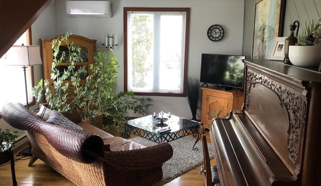 Cozy little house next to Montreal with all the services and activities around.