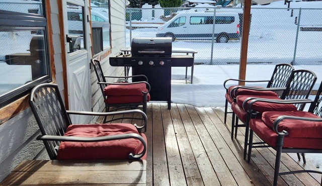 Cozy little cabin in the heart of Hells Canyon, with boat parking.