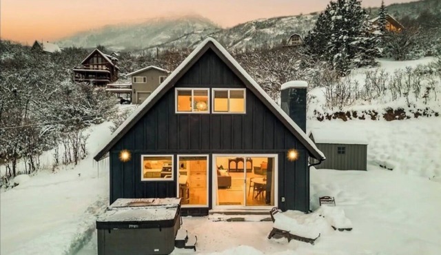 Cozy Little Cabin w/Hot Tubn