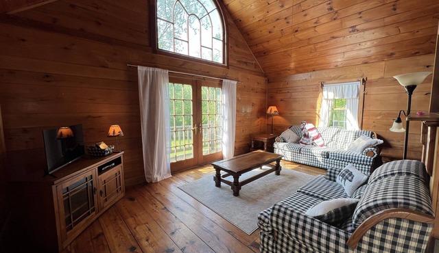 Cozy little cabin with creek access. Great for fishing or tubing!