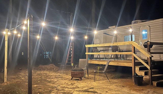 Cozy little camper, nestled quietly in the country/only minutes from the city