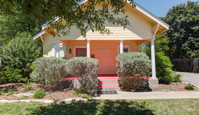 Cozy Little Cottage in Old Town