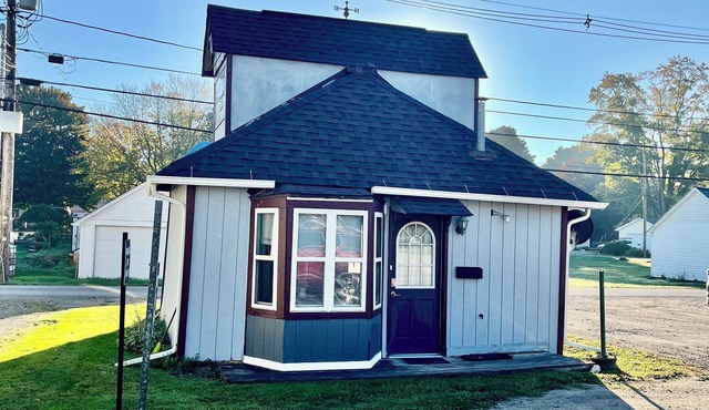 Cozy little cottage with AC in charming Saegertown close to French Creek