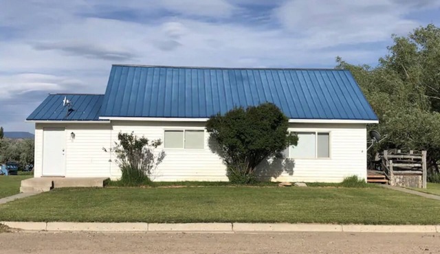 Cozy little house, great location, walking distance to stores and restaurants.