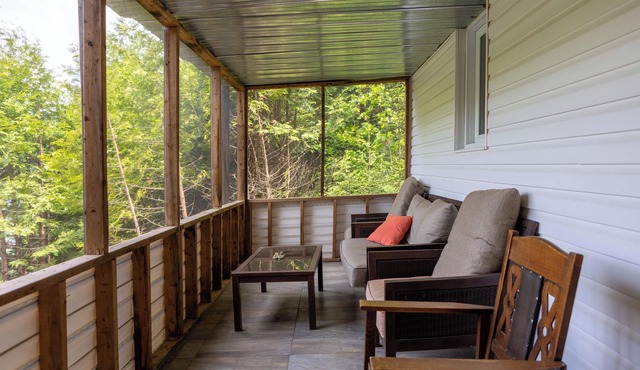 Cozy Little Lakefront Chalet