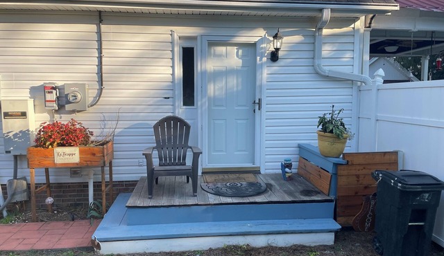 Cozy little space! Fully furnished! Come relax by the pool! 2 TV , CABLE/INT.