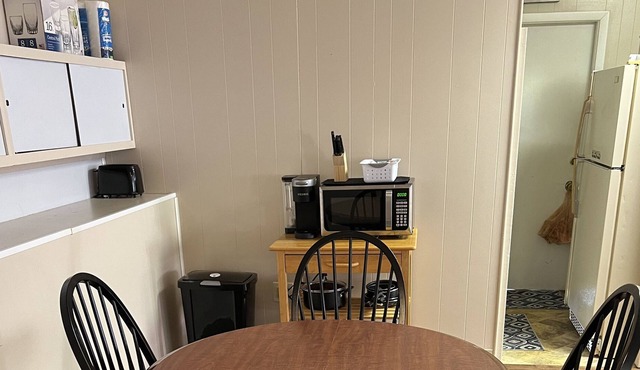 Cozy little studio apt within 2 miles of lakeshore park!