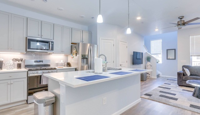 Cozy Littleton Townhome, Near Golfing & Hiking!