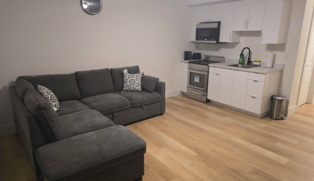 Cozy living room and bedroom apartment in tranquil Riverview with WiFi