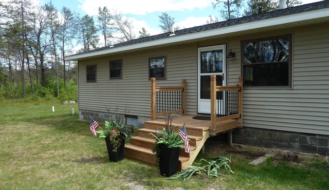 Cozy Lodge on 10 acres- Sleeps 9, Newly Renovated, Game Room, Lg Deck, Irons MI.