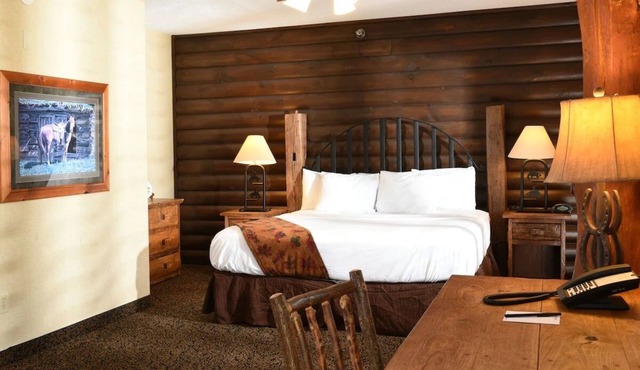 Cozy Lodge Retreat Near Mississippi River with Pool and Free Breakfast