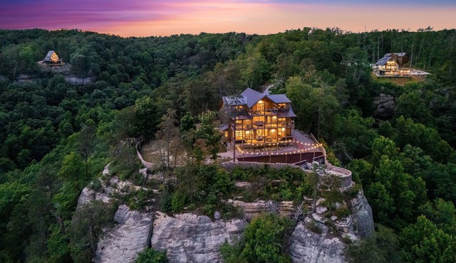 Cozy lodge sitting high in the sky, overlooking Red River Gorge Geological Area!