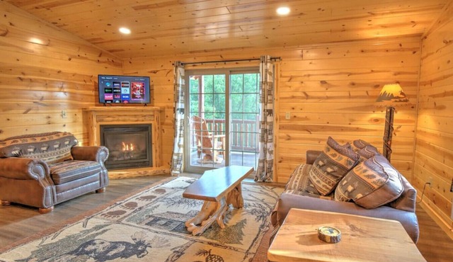 Cozy Lodge Suite with Balcony in Ohio's Amish Country