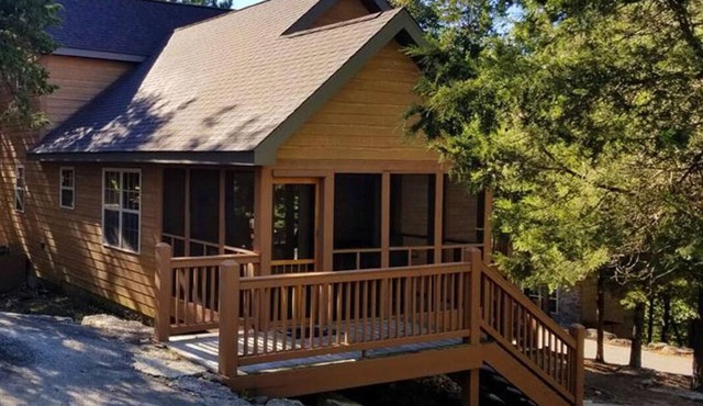 Cozy Lodge with private hot tub in gated golf resort near Silver Dollar City