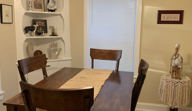 Cozy Loft Apartment.Safe quiet area. Great for singles or couplen