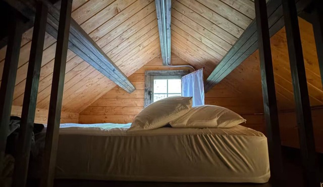 Cozy Loft Bunkie | Sleeps 4 | BBQ + Fire Pit