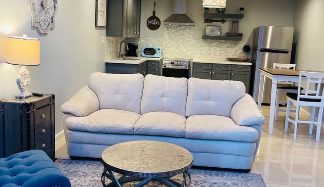 Cozy loft Centrally Located 1 Bedroom Loft with Gated Pool and Wifi