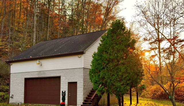 Cozy loft in private country setting 5 mins from downtown, Pet Friendly
