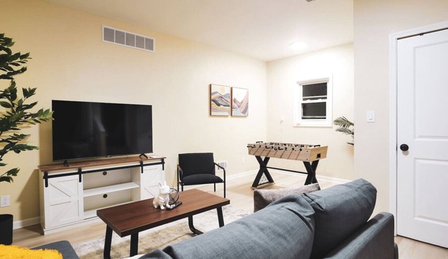 Cozy Loft in Taylor Michigan minutes from DTW