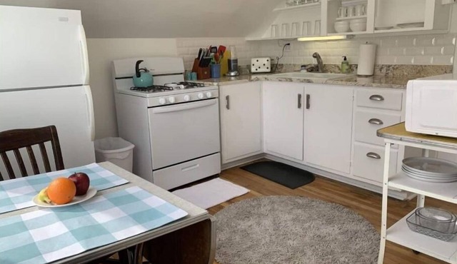 Cozy Loft Three Blocks from Hospital and Downtown