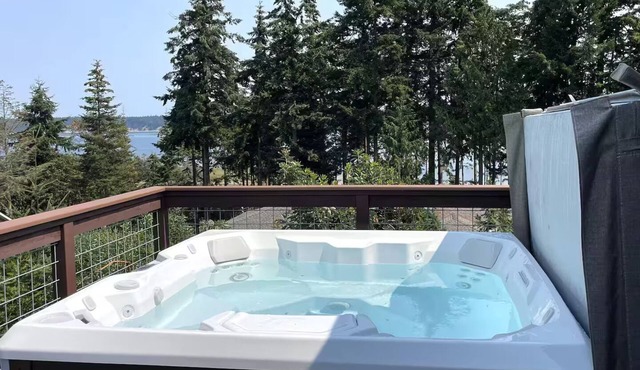 Cozy loft with water view and saltwater hot tub