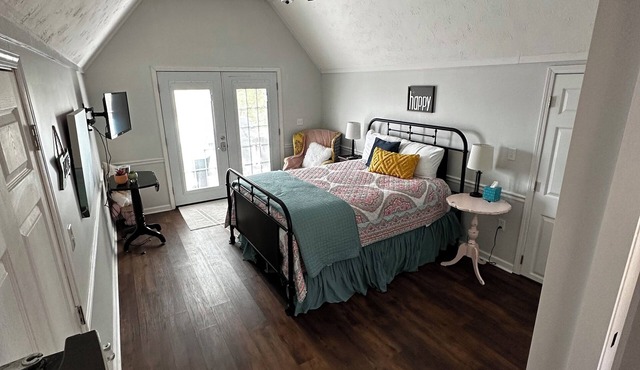 Cozy loft within walking distance of Hu’Bs. Beautiful lake view!