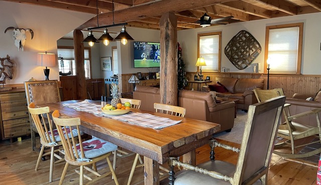 Cozy Log-beamed cabin near Yellowstone and Ennis’ World class Madison River